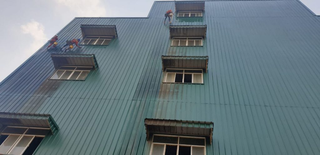 nhân viên carepro việt nam đang thực hiện đu dây vệ sinh nhà xưởng