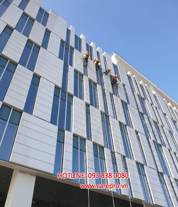 Đu dây vệ sinh mặt ngoài tòa nhà