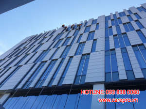 Nhân viên đu dây vệ sinh mặt ngoài tòa nhà