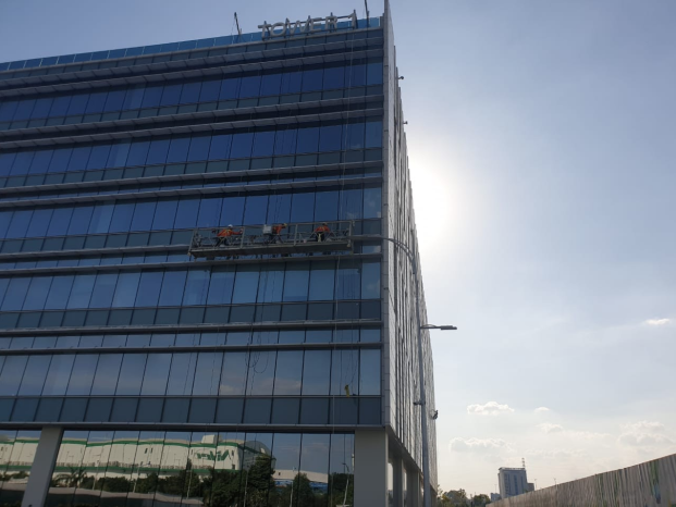 Vệ sinh tòa nhà cao tầng ở TP HCM