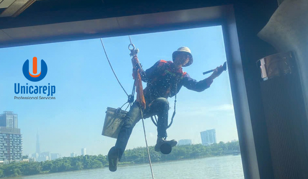 Lau kính mặt ngoài tòa nhà