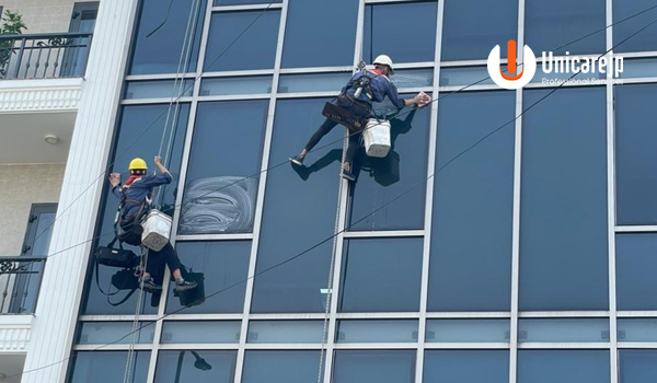 Dịch vụ vệ sinh kính khách sạn ngoài trời