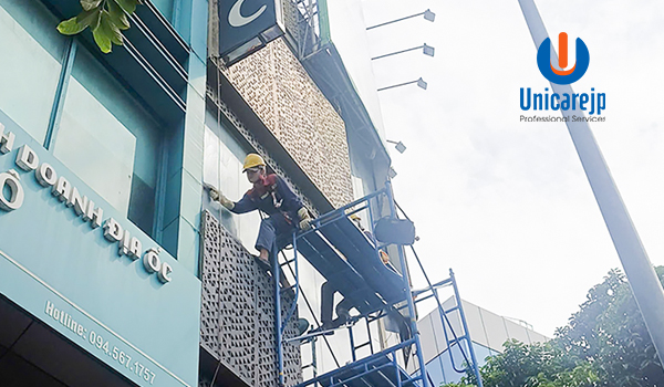 Dịch vụ vệ sinh kính quán cà phê giá tốt của Unicarejp