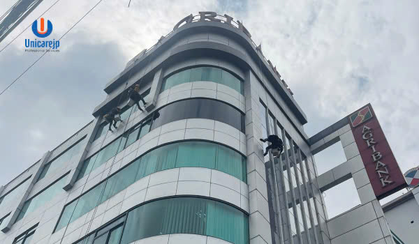 Dịch Vụ Vệ Sinh Kính Tòa Nhà Quận 3